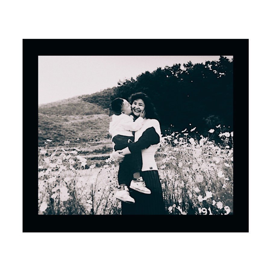 权志龙|32岁权志龙罕见晒童年照片，亲吻妈妈脸颊太甜了，龙妈“泡面头”很潮