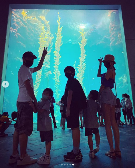 陈若仪|陈若仪李靓蕾关颖等小聚，豪门辣妈团大秀模特步，陈若仪霸气压轴