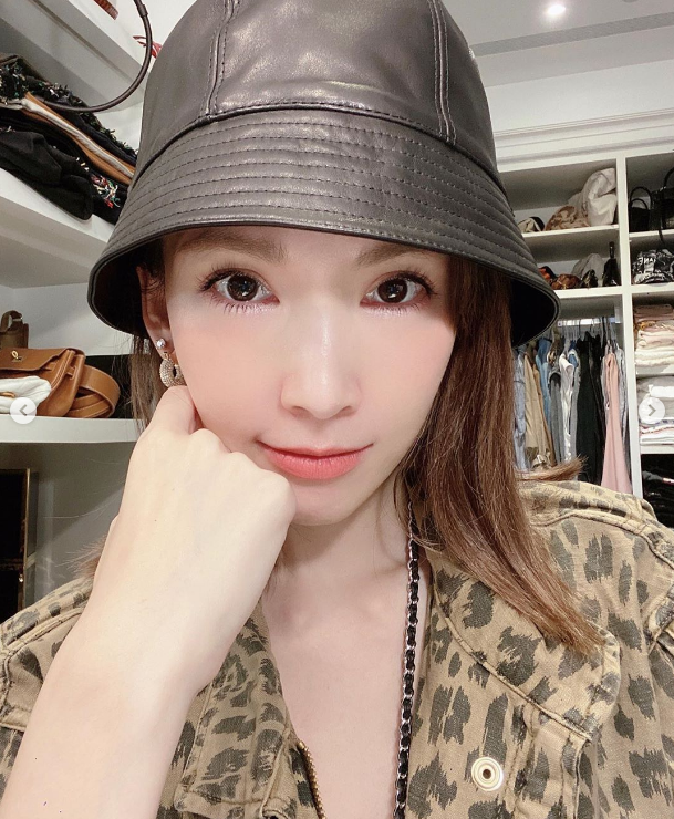 陈若仪自信晒怼脸拍皮肤白皙嫩如婴儿,装扮珠光宝气,超大衣帽间抢镜