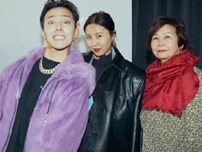 权志龙|32岁权志龙罕见晒童年照片，亲吻妈妈脸颊太甜了，龙妈“泡面头”很潮