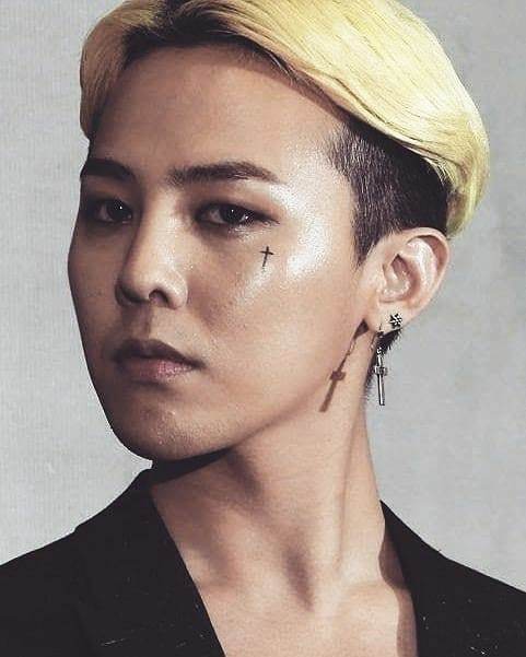 权志龙|32岁权志龙罕见晒童年照片，亲吻妈妈脸颊太甜了，龙妈“泡面头”很潮