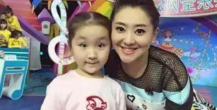 月亮姐姐|不老神颜，央视女主持月亮姐姐容貌毫无变化，依旧清秀可爱