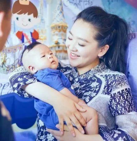 月亮姐姐|不老神颜，央视女主持月亮姐姐容貌毫无变化，依旧清秀可爱