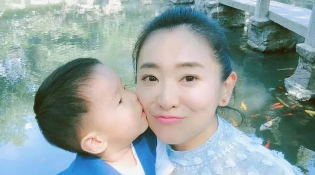 月亮姐姐|不老神颜，央视女主持月亮姐姐容貌毫无变化，依旧清秀可爱