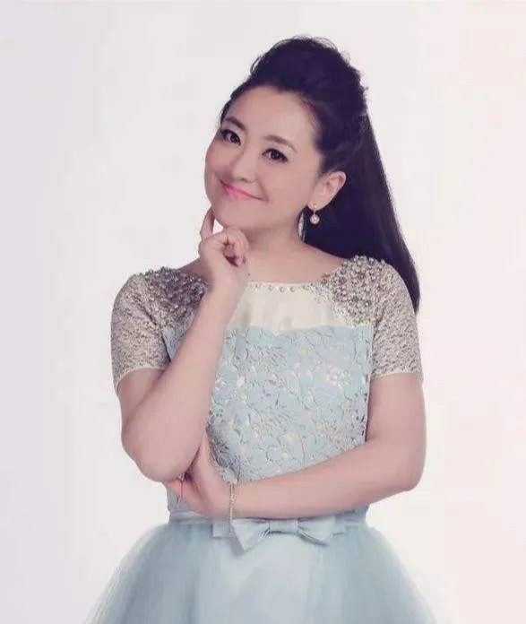 月亮姐姐|不老神颜，央视女主持月亮姐姐容貌毫无变化，依旧清秀可爱