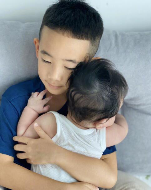 应采儿|应采儿产后三个月火速复出，穿超短裤秀纤细美腿，身材超火辣