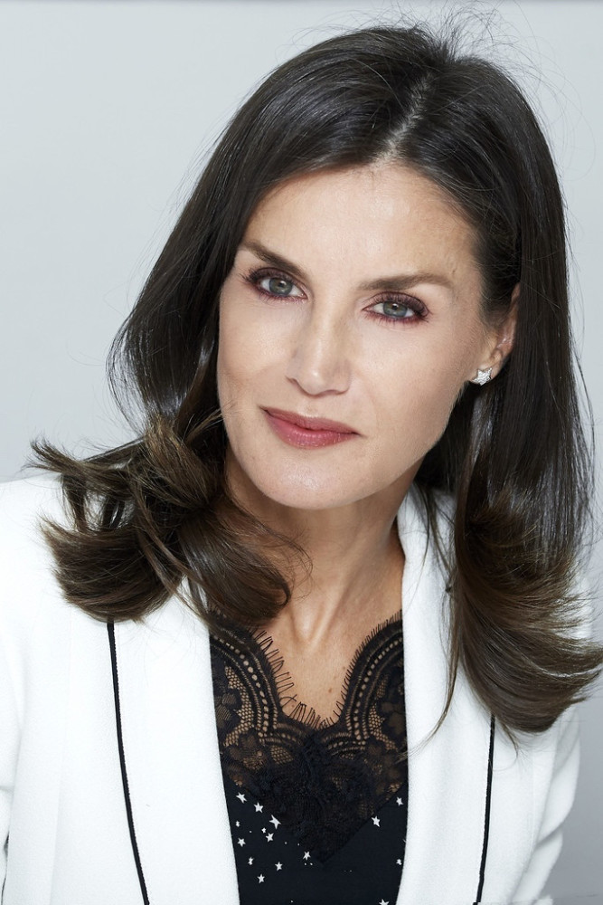 西班牙莱蒂齐亚王后的着装魅力受到很多人的喜爱,比凯特王妃年长十岁