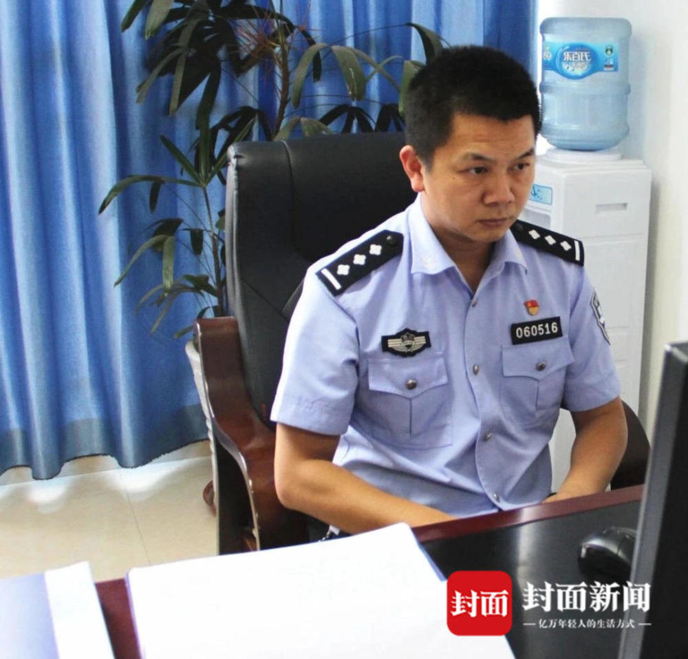 民警帮忙张永强核查身份