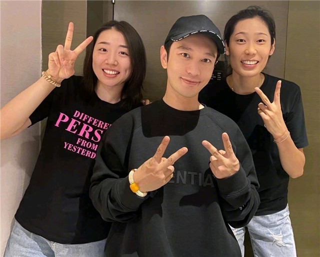 黄晓明|2米朱婷有涵养！为让1米8黄晓明不显矮，合影学林志玲做一举动