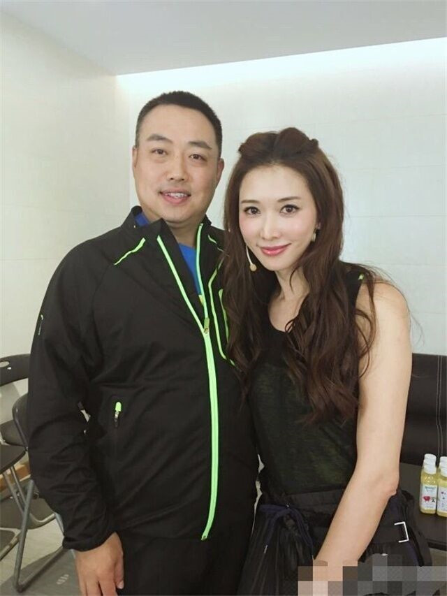 黄晓明|2米朱婷有涵养！为让1米8黄晓明不显矮，合影学林志玲做一举动