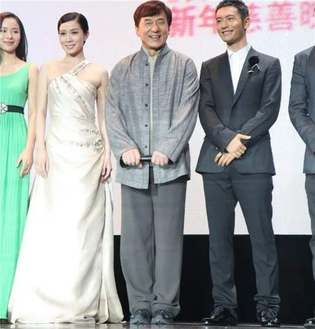 黄晓明|2米朱婷有涵养！为让1米8黄晓明不显矮，合影学林志玲做一举动