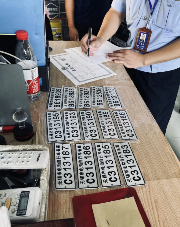 共查获假备案登记临时信息牌102块,老国标电动自行车牌56副,空白纸质