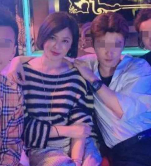 张纪中|吃瓜日报丨张纪中晒父女合影；玖月奇迹破离婚传闻；秦霄贤自曝是富二代