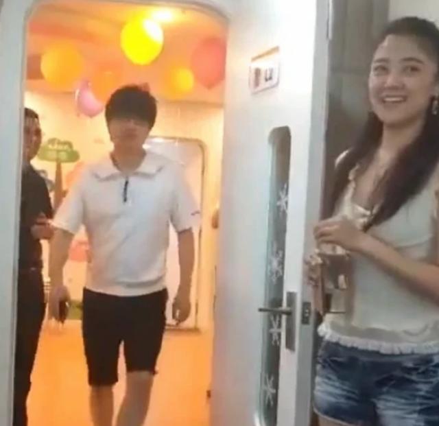 张纪中|吃瓜日报丨张纪中晒父女合影；玖月奇迹破离婚传闻；秦霄贤自曝是富二代