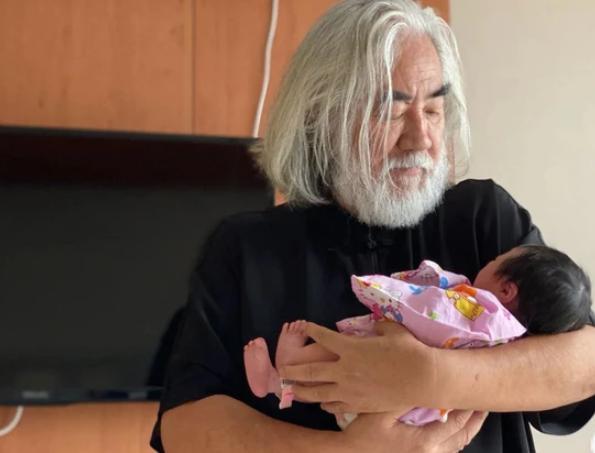 张纪中|吃瓜日报丨张纪中晒父女合影；玖月奇迹破离婚传闻；秦霄贤自曝是富二代