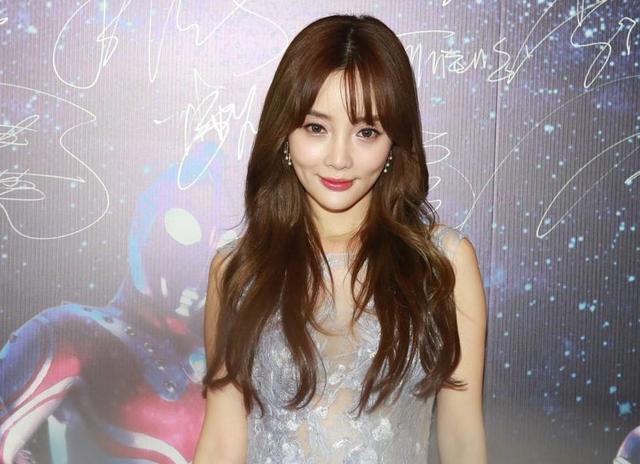 李小璐|李小璐深夜发视频称喜欢帅哥，滤镜太浓像假娃娃，脖子红印引质疑