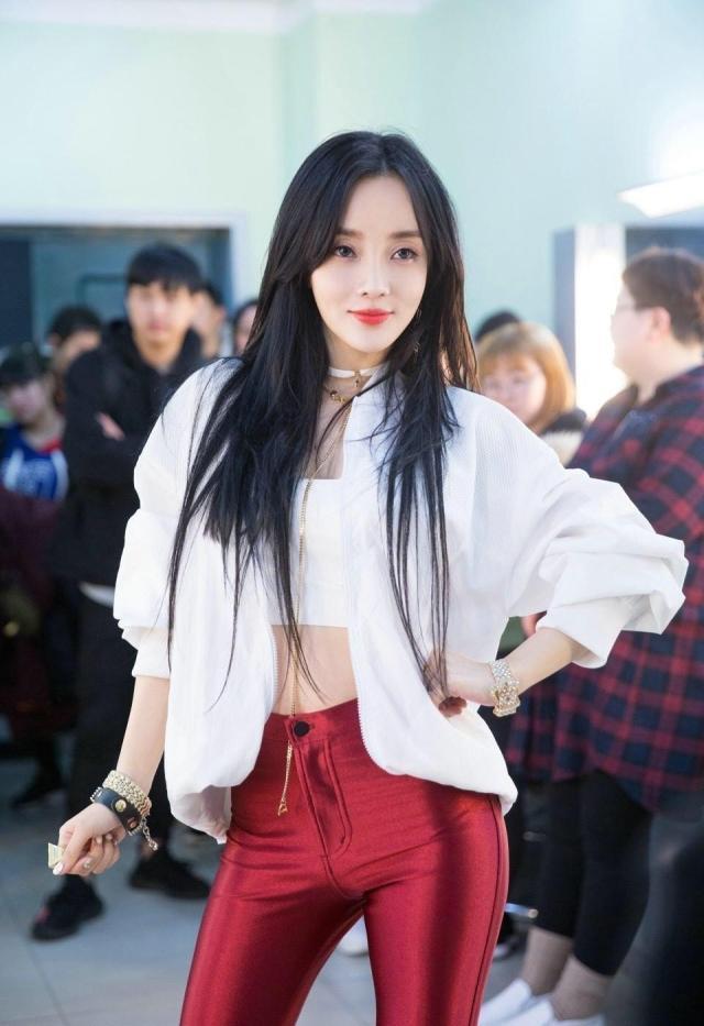 李小璐|李小璐深夜发视频称喜欢帅哥，滤镜太浓像假娃娃，脖子红印引质疑