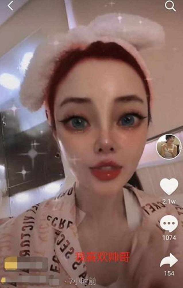 李小璐|李小璐深夜发视频称喜欢帅哥，滤镜太浓像假娃娃，脖子红印引质疑