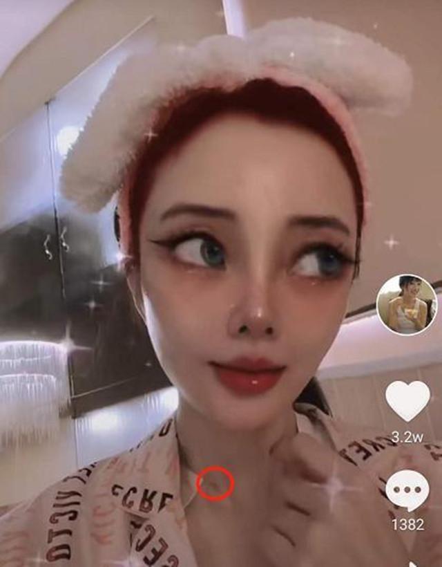 李小璐|李小璐深夜发视频称喜欢帅哥，滤镜太浓像假娃娃，脖子红印引质疑
