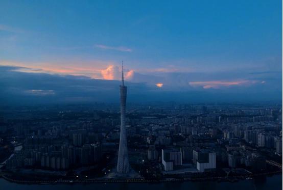 张馨予|张馨予回广州与何捷团聚，晒老公视角照，细腰美腿太抢镜