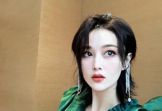 张馨予|张馨予回广州与何捷团聚，晒老公视角照，细腰美腿太抢镜