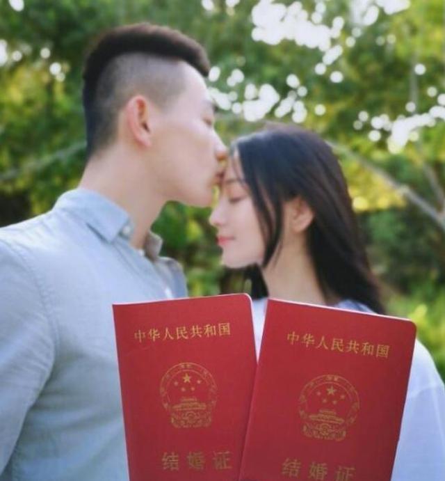 张馨予|张馨予回广州与何捷团聚，晒老公视角照，细腰美腿太抢镜