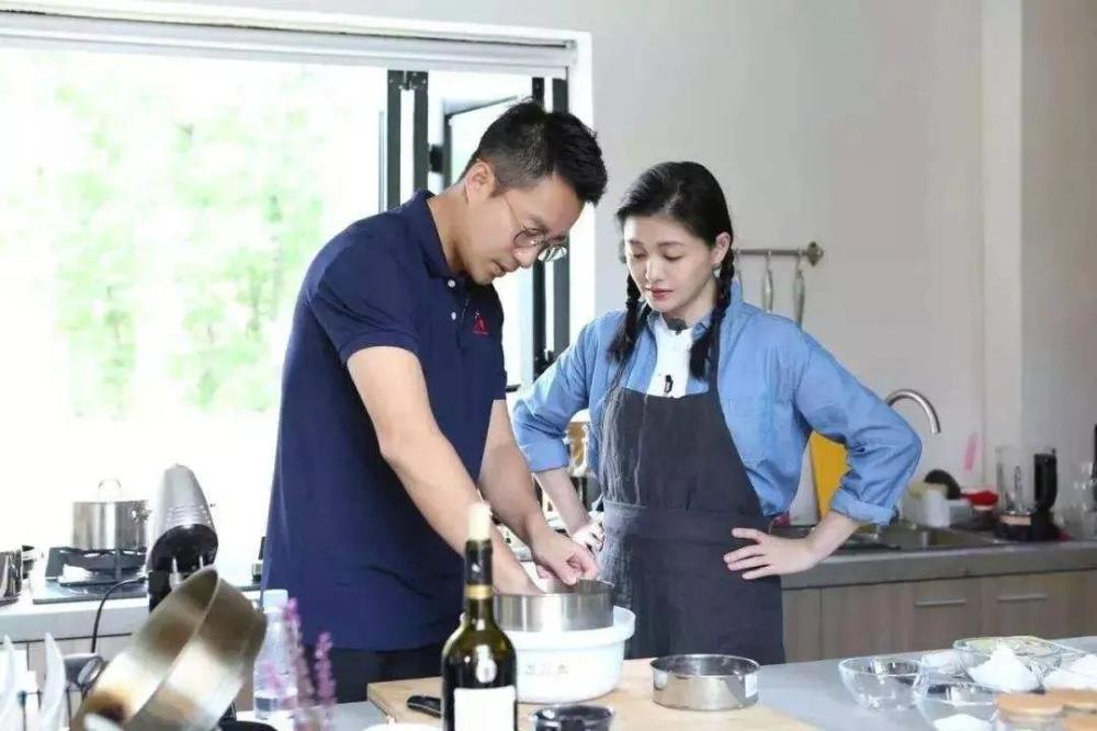 汪小菲|汪小菲深夜“搂美女”，“宠妻人设”崩塌：大S终究被辜负了？