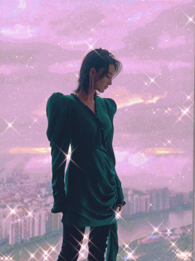 张馨予|张馨予晒美照，站在落地窗前以云海当背景，英姿飒爽女超人既视感