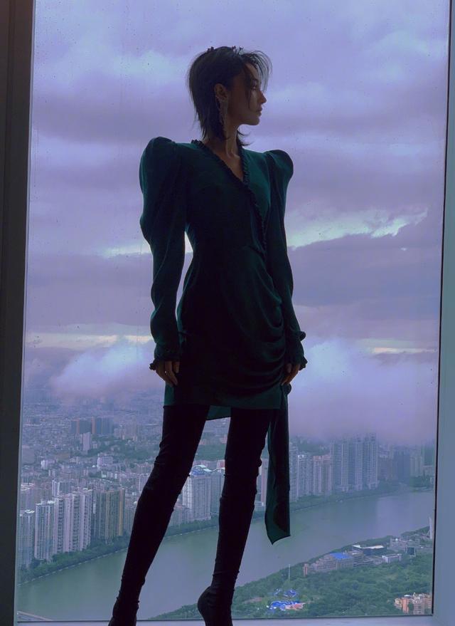 张馨予|张馨予晒美照，站在落地窗前以云海当背景，英姿飒爽女超人既视感