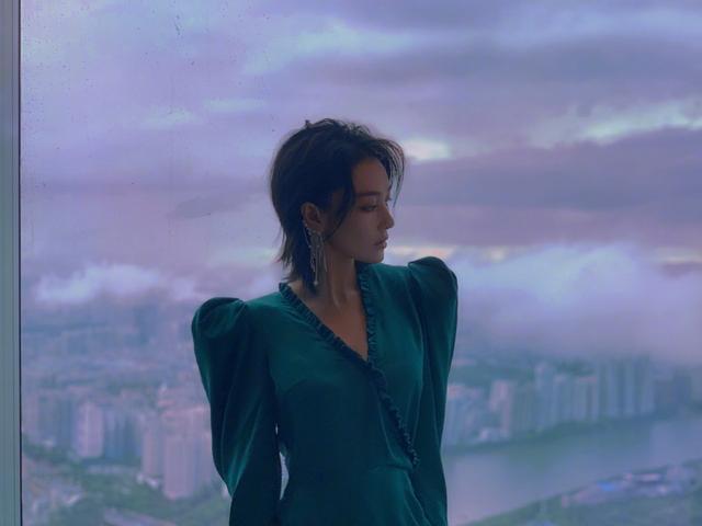 张馨予|张馨予晒美照，站在落地窗前以云海当背景，英姿飒爽女超人既视感
