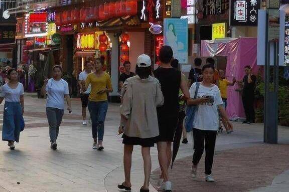 张馨予|张馨予晒美照，站在落地窗前以云海当背景，英姿飒爽女超人既视感