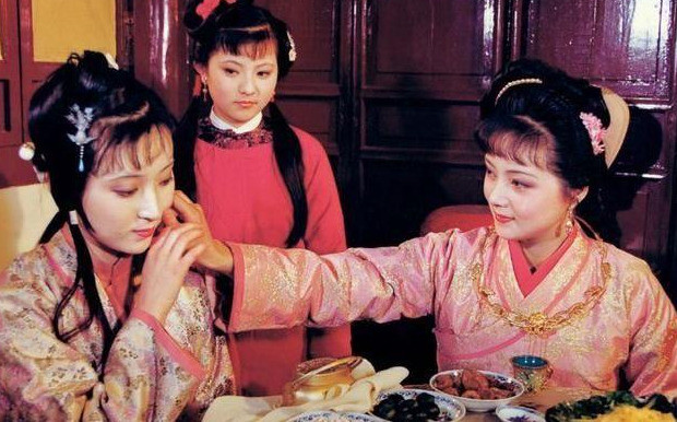 薛宝钗|薛宝钗为什么要当着贾宝玉的面解开衣扣？她有一个不可告人的目的