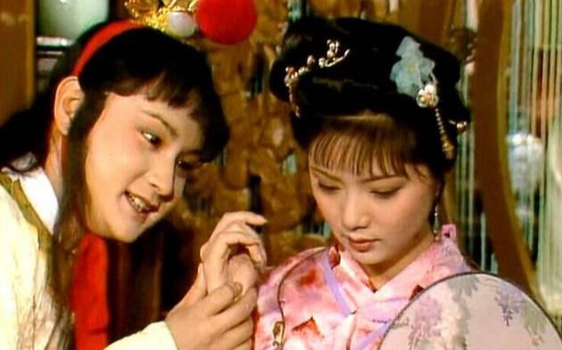 薛宝钗|薛宝钗为什么要当着贾宝玉的面解开衣扣？她有一个不可告人的目的