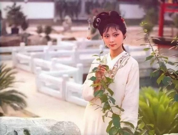 薛宝钗|薛宝钗为什么要当着贾宝玉的面解开衣扣？她有一个不可告人的目的