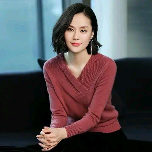 低谷中微笑的女人内心是强大的心智是成熟的
