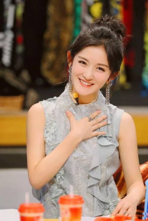 李晟|李晟将接班谢娜？李佳航发文回应后，粉丝：不愧是爱情公寓最刚的男人