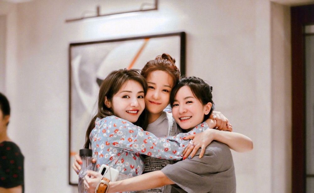 李晟|李晟将接班谢娜？李佳航发文回应后，粉丝：不愧是爱情公寓最刚的男人