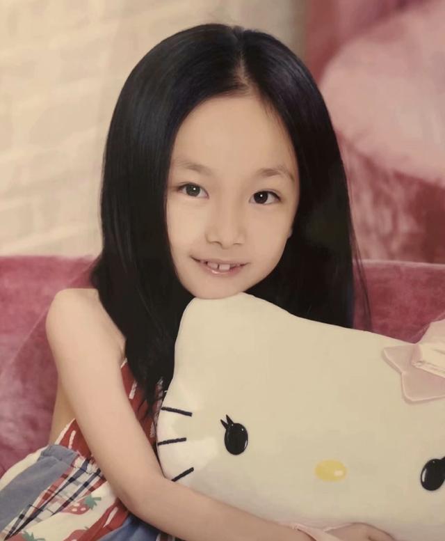 孙俪妹妹晒童年一寸照满脸婴儿肥甜美可爱颜值不输外甥女小花妹妹