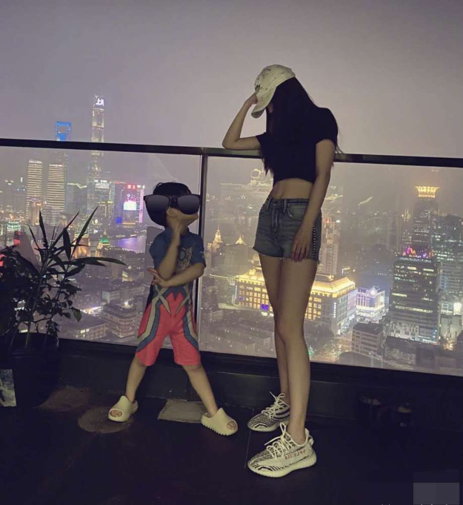 angelababy|Baby素颜现身机场，素颜状态显憔悴，和精修图差距大