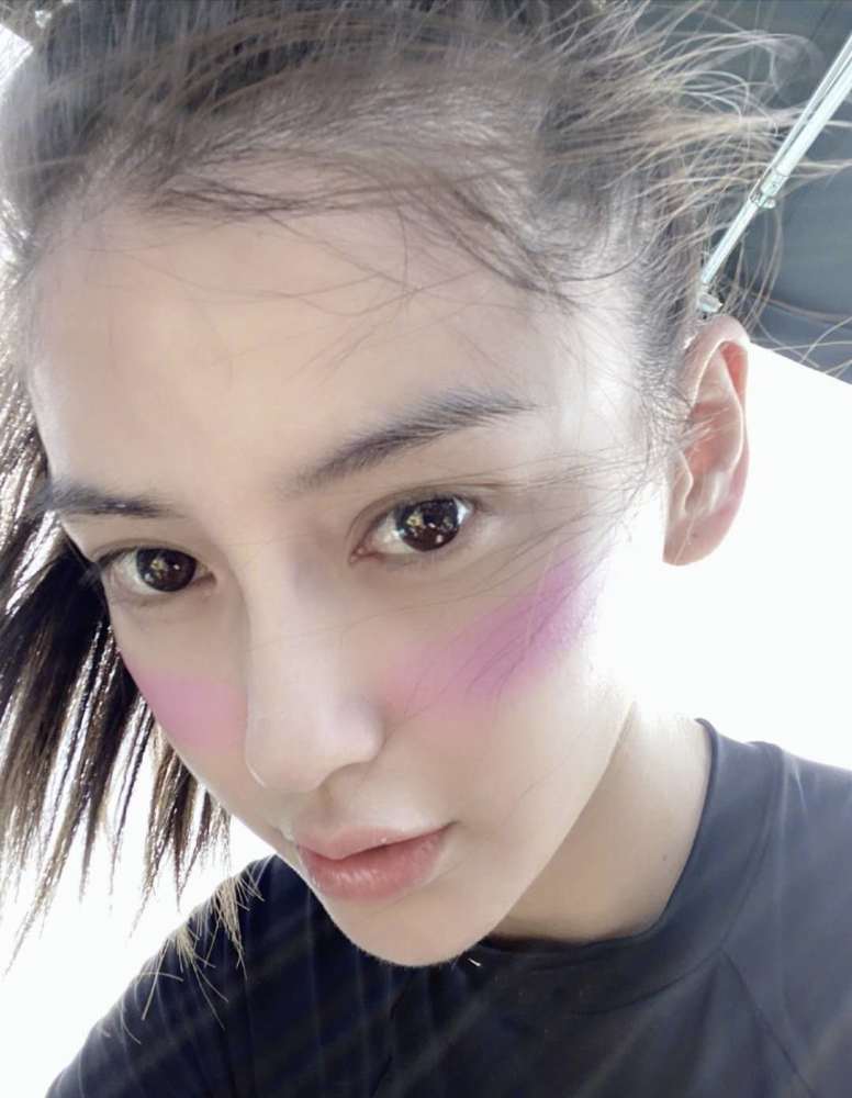 angelababy|Baby素颜现身机场，素颜状态显憔悴，和精修图差距大