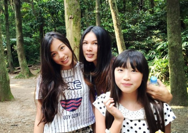 游鸿明21岁长女近照,遗传空姐妈妈高颜值,本不想出道却食言了