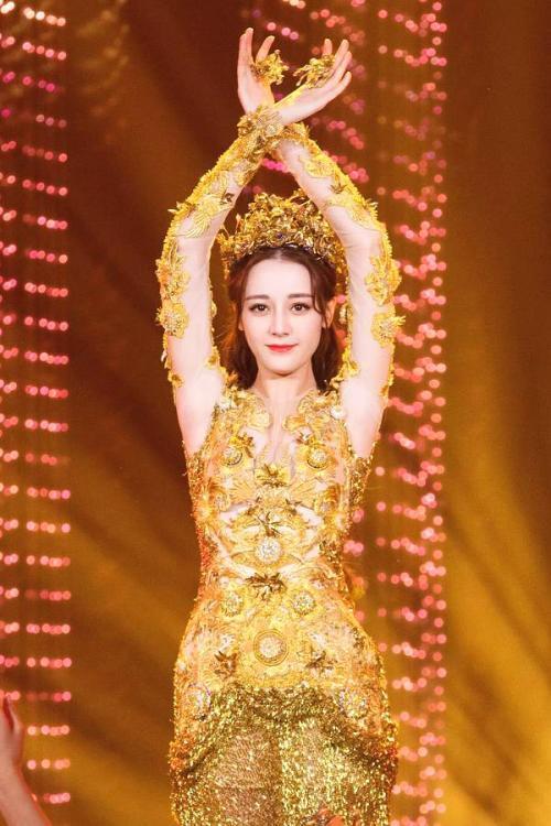 王一博|王一博粉丝不发威，还以为是hellokitty？金鹰奖不该投