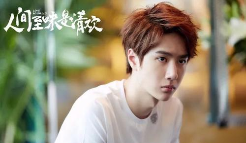 王一博|王一博成功入围金鹰奖，成为受观众喜爱男演员，票数高得吓人！