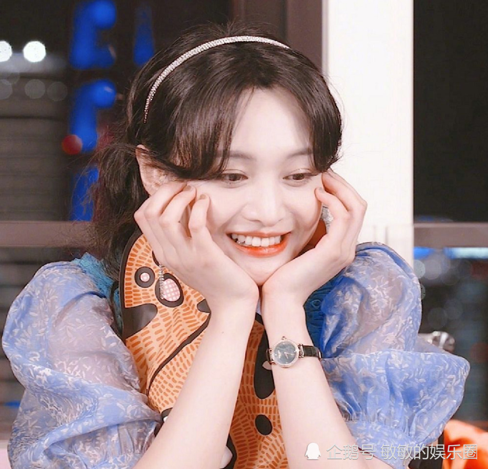 郑爽|郑爽上节目暴露真实修养？坐姿东倒西歪还踩椅子上玩手机，这已经不是第一次