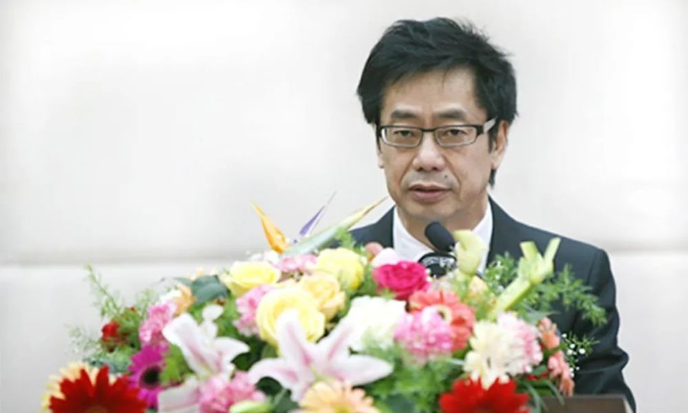 霍英东|霍英东原配去世，大房集体送别，二房、三房在这场丧事中表现如何？