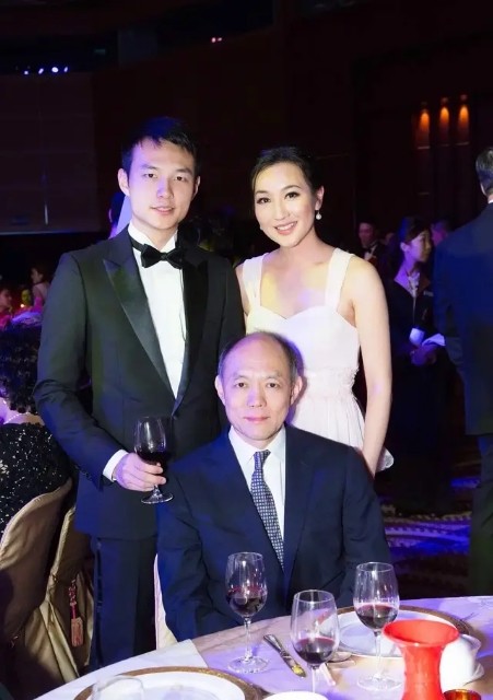 霍英东|霍英东原配去世，大房集体送别，二房、三房在这场丧事中表现如何？
