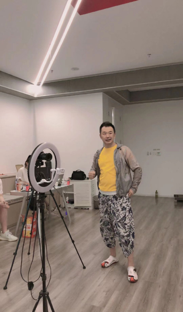 黄海波|43岁黄海波近况曝光！在北京开演员培训班，亲自传授学生表演经验