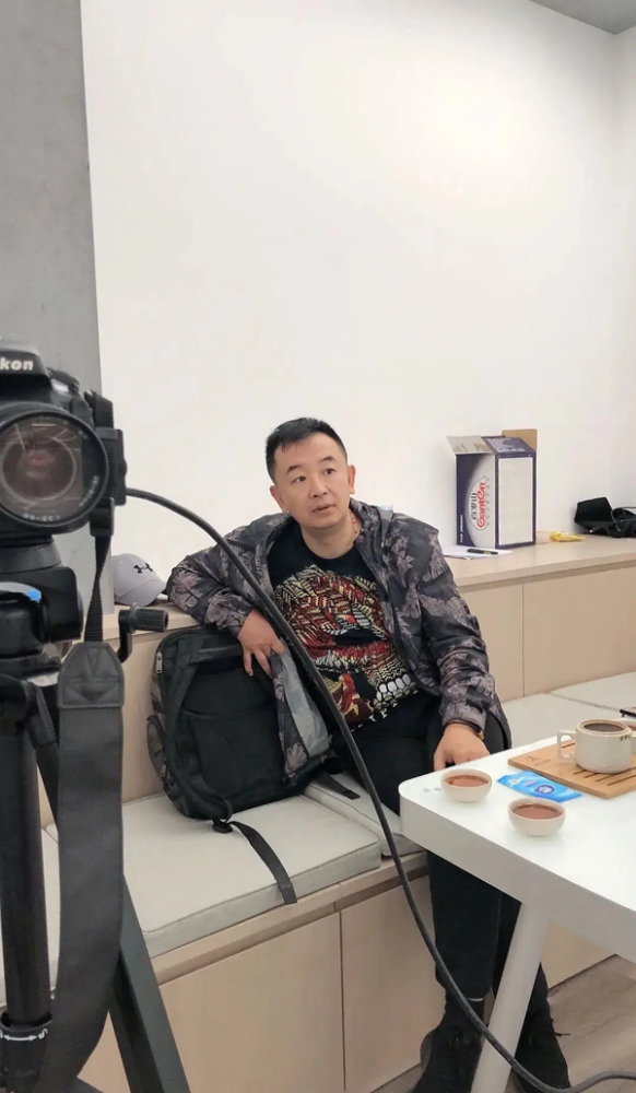 黄海波|43岁黄海波近况曝光！在北京开演员培训班，亲自传授学生表演经验