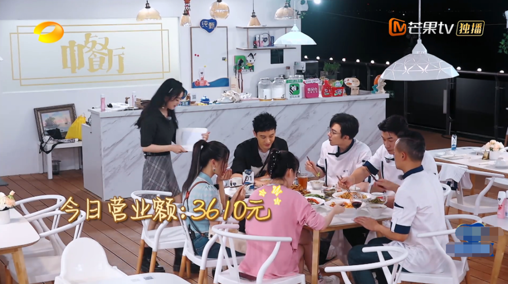 杨超越|刘宇宁加盟带一车食材，杨超越啥也不带还拒洗碗，情商差距好明显