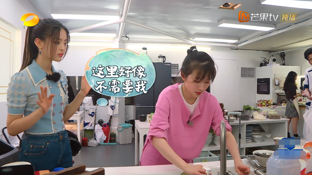 杨超越|刘宇宁加盟带一车食材，杨超越啥也不带还拒洗碗，情商差距好明显